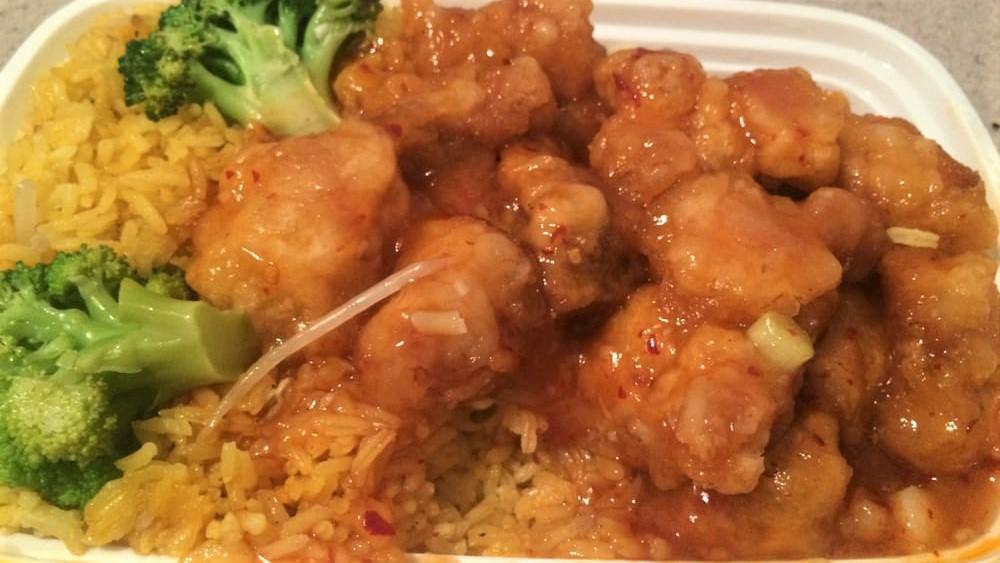 White Meat General Tso'S Chicken Platter白肉左鸡晚 · Served with fried rice and egg roll, hot and spicy.