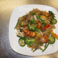 Pad Kee Mao · Stir fried rice noodle with basil leaves, chili, onion, and vegetable.