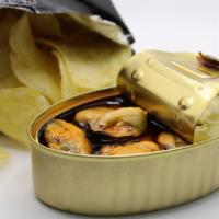 Mejillones En Escabeche + Patatas Fritas · Mussels in pickle sauce + potato chips.