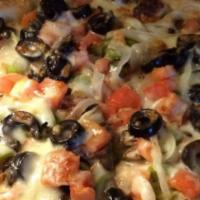 Veggie Lovers / Toda Vegetal · Red sauce, mushrooms, green peppers, tomatoes, black olives, onions and cheese / Molho de to...