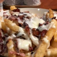 Loaded Fries • Fritas Com Queijo E Bacon · Serving classic fries and loaded with cheese and bacon. •
Porção clássica de fritas carregad...