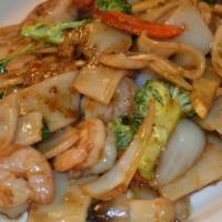 Pad Kee Mao · Stir fried chow fun noodles prepared in sizzling wok served with broccoli, carrot and round ...