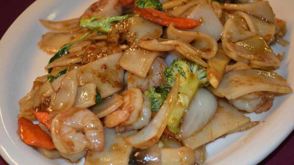 Pad Kee Mao · Stir fried chow fun noodles prepared in sizzling wok served with broccoli, carrot and round onion.