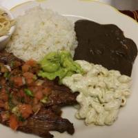 Carne Asada / Roast Beef · Bistec, acompañado con arroz blanco, frijoles negros, ensalada de coditos, chile curtido, pi...
