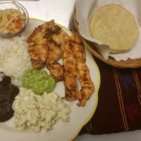 Pechuga A La Parrilla / Grilled Chicken Breast · Acompañada con arroz blanco, frijoles negros, ensalada de coditos, chile curtido, pico de ga...
