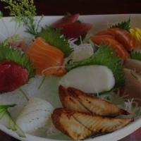 Chirashi Lunch · An assorted of sliced fish over rice.