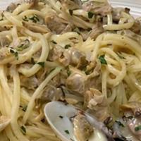 Spaghetti Alla Vongole · Clams, white wine, garlic