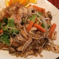 Pad Woonsen · Stir-fried glass noodles with chicken and shrimp.