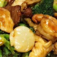 4 Seasons · Jumbo shrimp, scallop, chicken, roast pork with mix vegetables in a brown sauce.