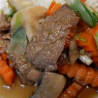 Nua Pad Mun Hoy · Stir-fried beef, carrots, green onion, white mushrooms, and oyster sauce.