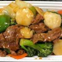 Qt Scallops & Beef 干贝牛 · Sliced scallops, sliced beef with mixed vegetables in chef's special brown sauce.
