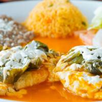 Pollo Moctezuma / Moctezuma Chicken · Pechuga con rajas, elote y queso en salsa ranchera con arroz, frijoles y ensalada / Breast w...