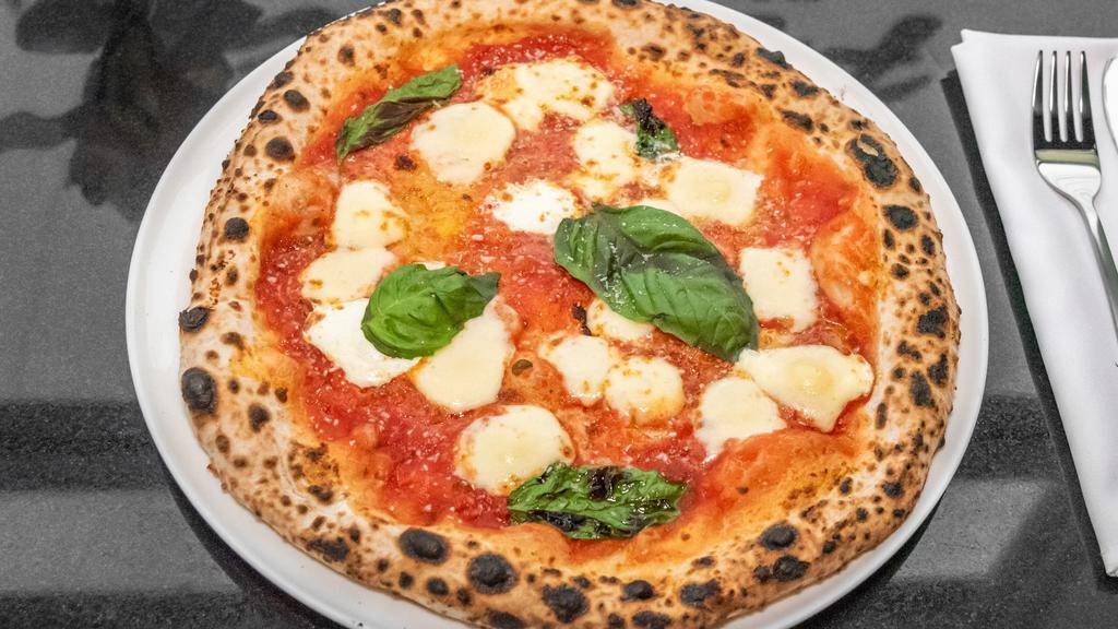 Frescarita (Margherita Pizza) · Organic tomato sauce, fresh mozzarella cheese, fresh basil and olive oil.