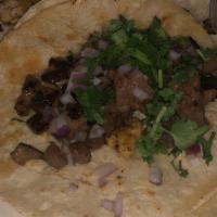 Tacos Res O Pollo / Steak Or Chicken Tacos · Con cebolla y cilantro. / With onion and cilantro.
