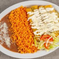 Enchiladas Verdes / Green Enchiladas · Queso y cebollas fritas o pollo con crema agria y queso con acompañante de arroz y ensalada....