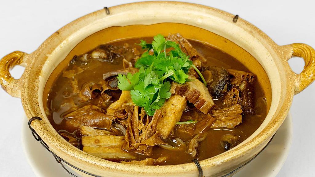 ⭐ Bak Kut Teh (Pork Rib Soup) · 肉骨茶 — 🇲🇾 Pork ribs, pork belly, pork stomach, and black mushrooms (shiitake), in a rich, meaty garlic broth. Famous in Malaysia. (Pronounced 
