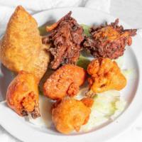 Assorted Non Veggie Platter · Combination platter consists of deep fried meat pakora, &a meat samosa.