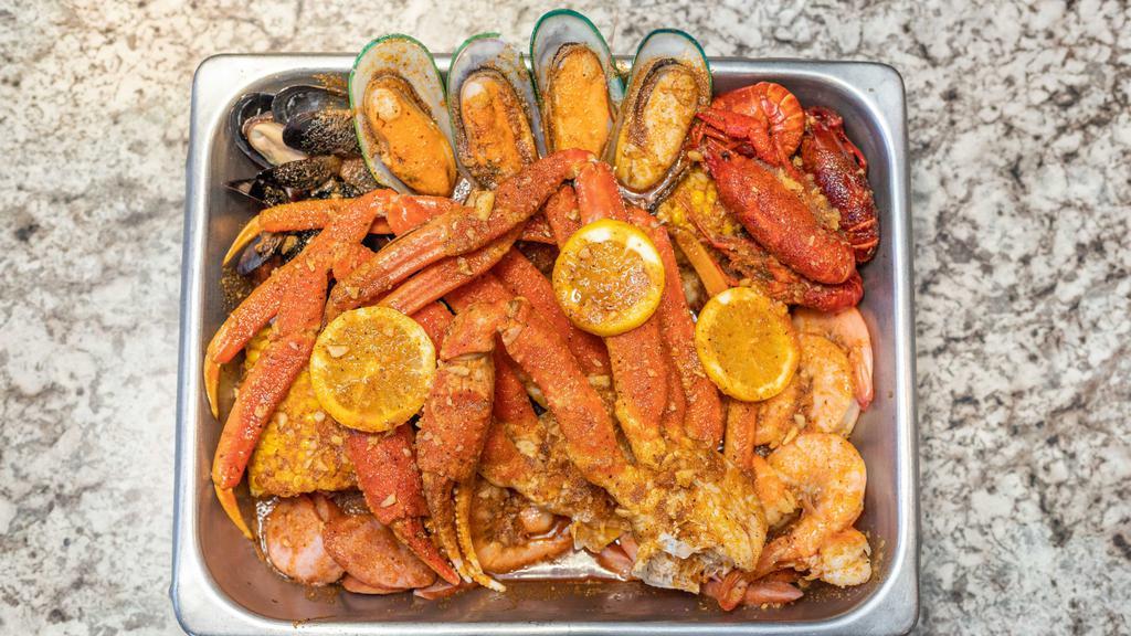 Family Deluxe Combo · Includes 3 corns, 3 potatoes, 1 lb snow crab, 1/2 lb clam, 1/2 lb craw fish, 1/2 lb shrimp (no head), 1/2 lb black mussel.