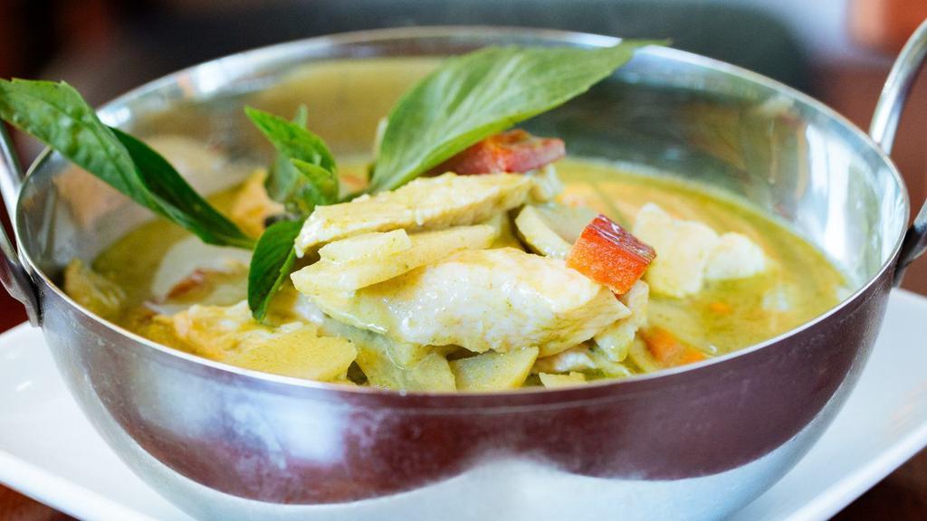 Green Curry · Bamboo shoot, string bean, bell pepper, basil, carrot and coconut milk.
