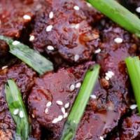 Mongolian Merlot Beef / 蒙古牛 · Sliced beef marinated in garlic and wine, pan-seared over bed of onion.
/ 用大蒜及紅酒醃製的牛肉片及香煎洋蔥片。