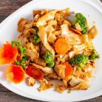 Pad C Eaw · Rice noddles, egg, mixed vegetables, special soy sauce.