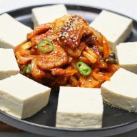 Dubu Kimchi · Marinated pork loin and kimchi stir-fried served with tofu on a hot plate.