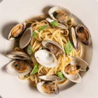 Linguine With Red Or White Clams Sauce · 