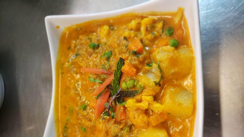 Korma · Flavored chicken, lamb or vegetables cooked in a sauce of green chilies, coconut, poppy seeds, and garlic.