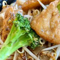 Pad Paradise · Stir-fried flat noodles with egg, broccoli and beansprout.