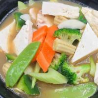 杂菜豆腐 / Mix Veggie & Tofu · Broccoli, snow peas, carrots, baby corn, mushroom, green pepper, onion and celery.