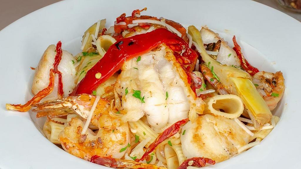 Pesce Primavera · Baby Maine lobster, scallops, shrimp, artichoke, sundried tomato, & roasted peppers, aglio e olio, Mezzi pasta