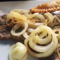 Bistec Con Cebolla · Steak and onions.