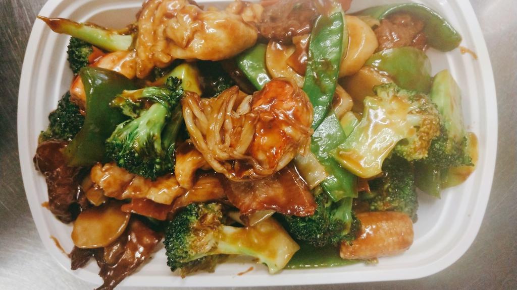 Happy Family Dinner · Shrimp, crabmeat, lobster, roast pork, beef, chicken, blended with a selection of vegetable mix together.