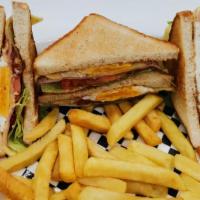 Sencillo Club House · Ham, cheese, fried eggs, tomatoes, lettuce and traditional sauces