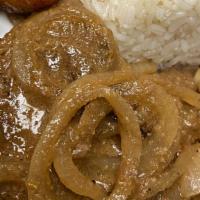 Bistec Encebollado  · Beef with onions with fried plantain or rice.