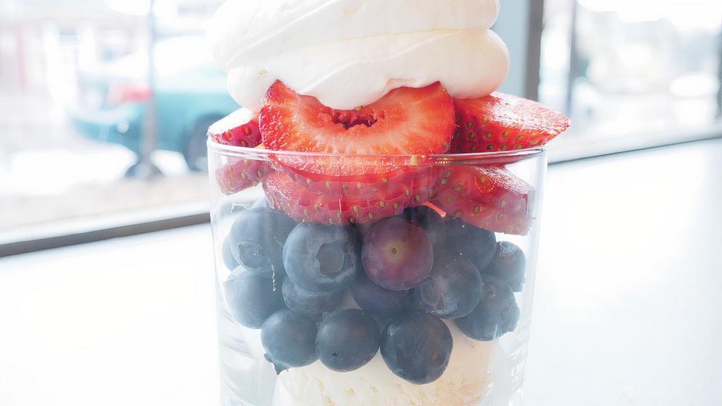 Murica · French vanilla yogurt topped with fresh blueberries, slice strawberries and homemade whipped cream