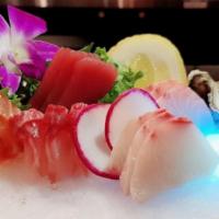 Sashimi Omakase · Chef 's best selection of daily 16 pcs sashimi.