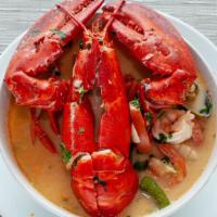 Super Mariscada / Super Seafood Soup · Almejas, mejillones, cangrejo, callos, camarones y langosta entera.. / Clams, mussels, crab,...
