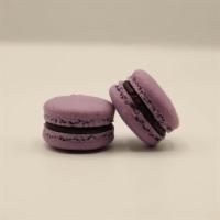 Blackcurrent & Violet Macaron · 