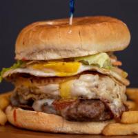 Super Burger Lawrence · Carne de res, pollo, bacon, huevo, queso mozzarella, tomate y lechuga.