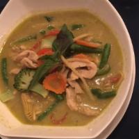 Gaeng Keaw Wann (Green Curry) · Traditional thai green coconut curry with mixed vegetables.