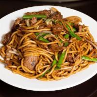 Beef Lo Mein 牛肉捞面 · Stir-fried soft noodles heaped with generous portions of beef slices.