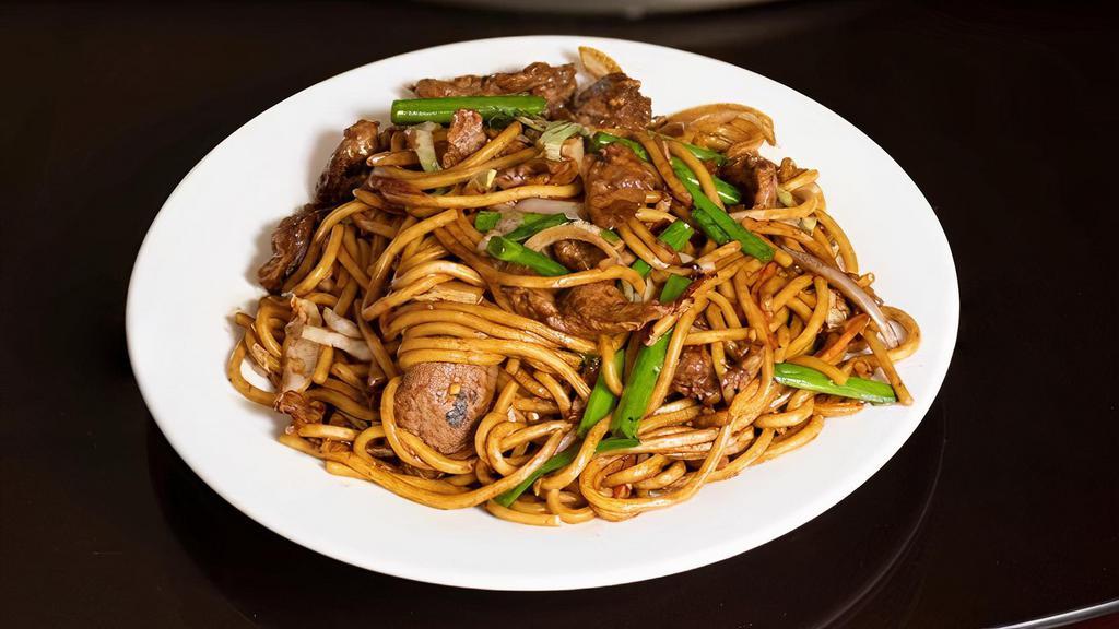 Beef Lo Mein 牛肉捞面 · Stir-fried soft noodles heaped with generous portions of beef slices.