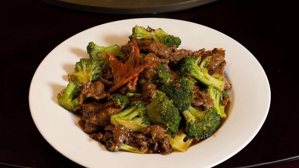 Beef With Fresh Broccoli 西兰花牛 · Tender beef slices heaped with a handsome portion of broccoli.