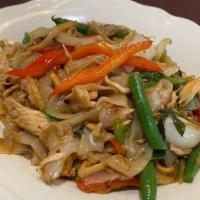 Drunken Noodle · Flat noodle, bamboo shoot, onions, tomato, pepper, carrot, string bean, and basil leaf.