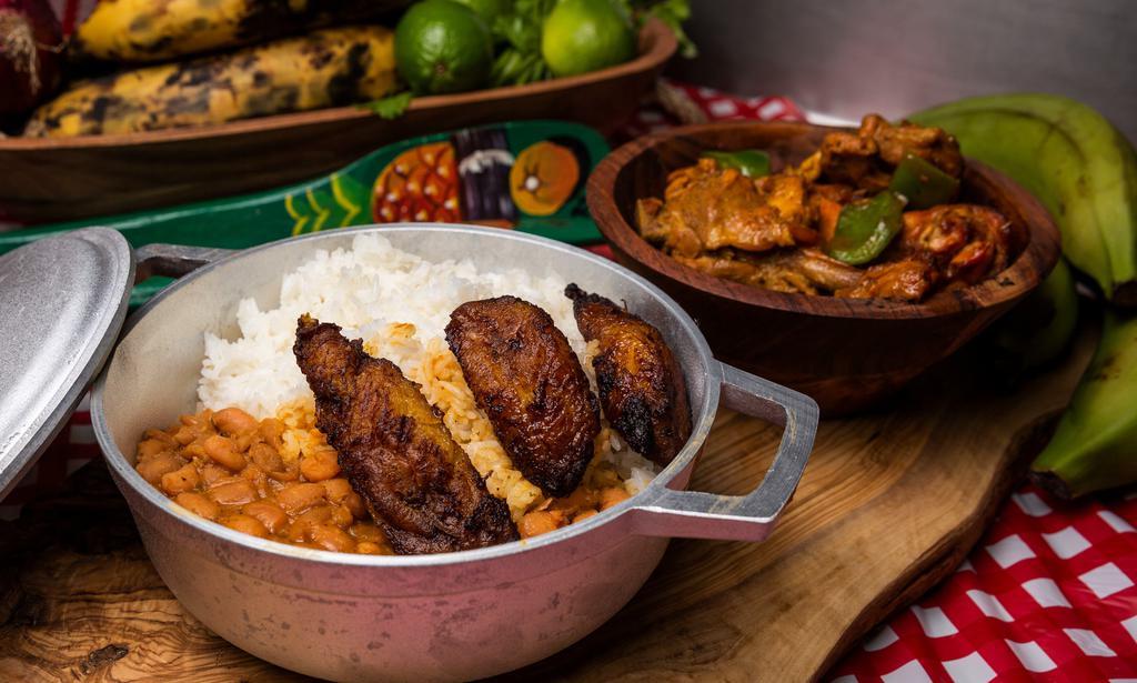 La Bandera · Pollo guisado con arroz, habichuelas y maduros
White rice and beans with stew chicken and sweet plantain