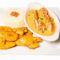 Camarones En Crema · Creamy shrimp, served with rice and fried plantains (tostones).