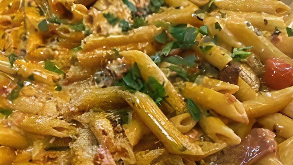 Penne Vodka
 · Sautéed Prosciutto, peas served in a vodka cream sauce topped Parmesan cheese