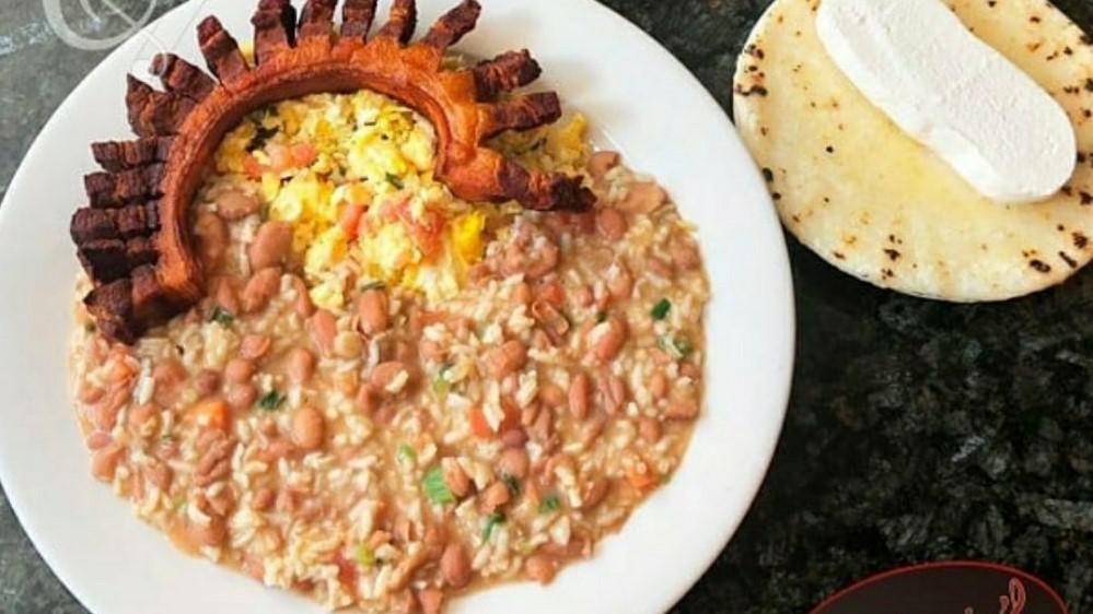 Desayuno Paisa / Paisa Breakfast · Carne arroz frijol huevos arepa y quesito y chocolate caliente. / Steak served with rice, beans, eggs, cornbread with cheese and hot chocolate.