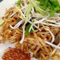 N-4. Noer Sub · Flat rice noodles on a bed of red leaf lettuce, topped with chopped beef, onions, bell peppe...